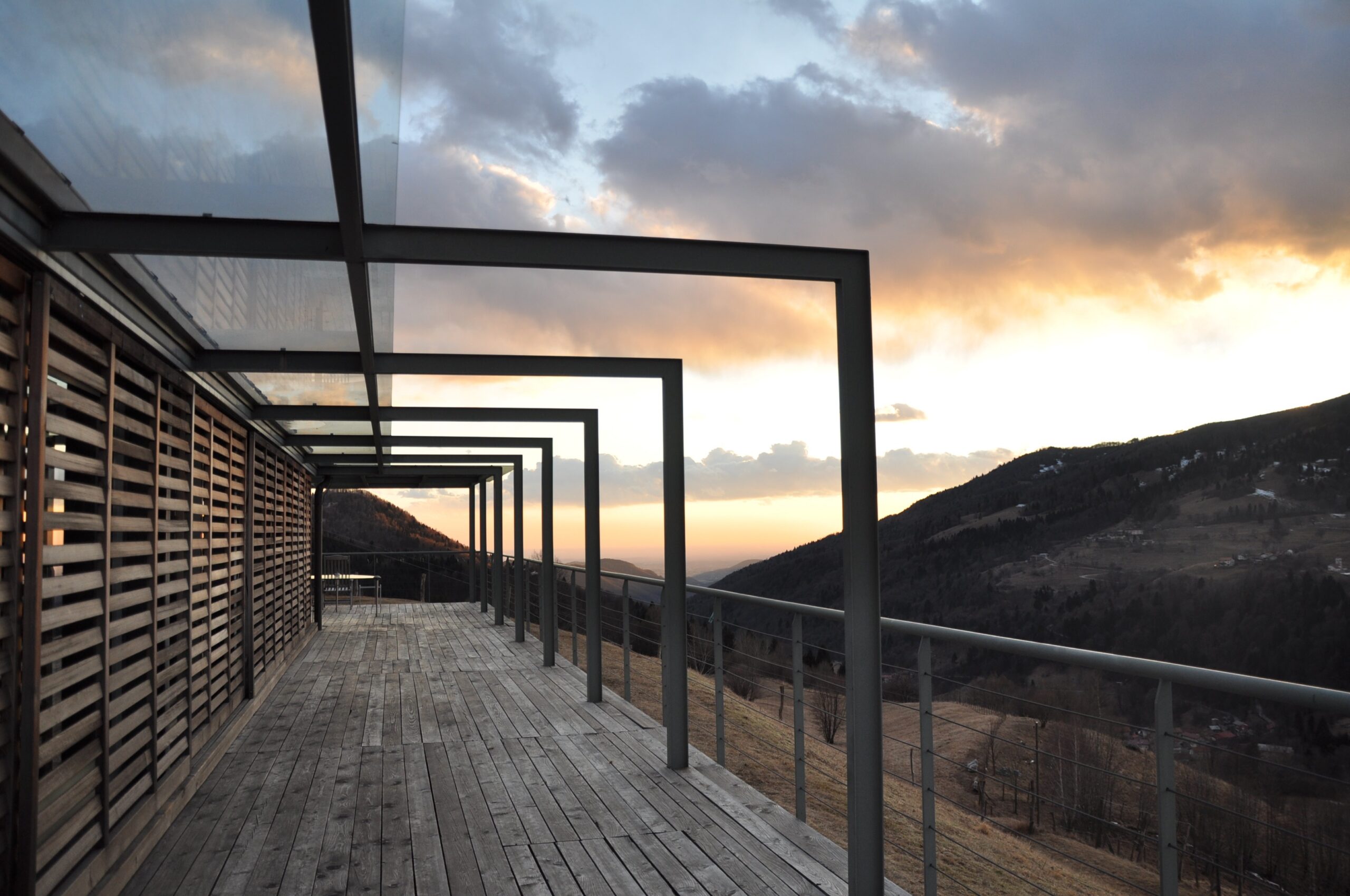 Pergola bioclimatica sul terrazzo: sicurezza del parapetto e lavori in quota durante il montaggio